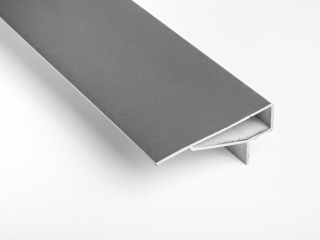 7963 FELSŐ TAKARÓ PROFIL 70x30mm 2,6m